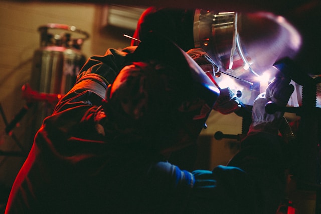 tuyauteur industriel au travail sur un tuyau