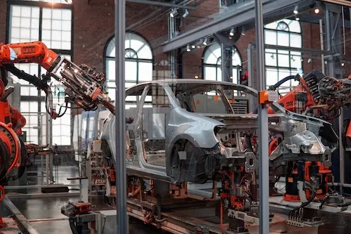 voiture en assemblage par des robots