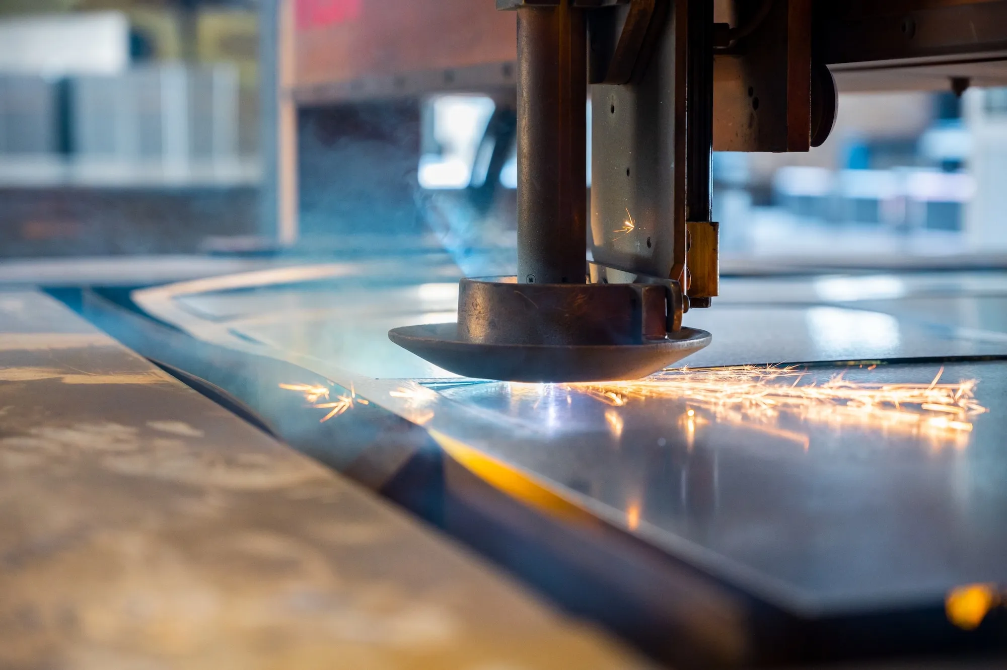 Découpe laser d'une tôle métallique dans un atelier de tôlerie